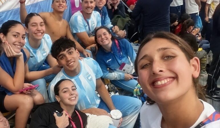 Agostina Hein acompaña al equipo argentino de natación en Rosario tras ser operada de apendicitis