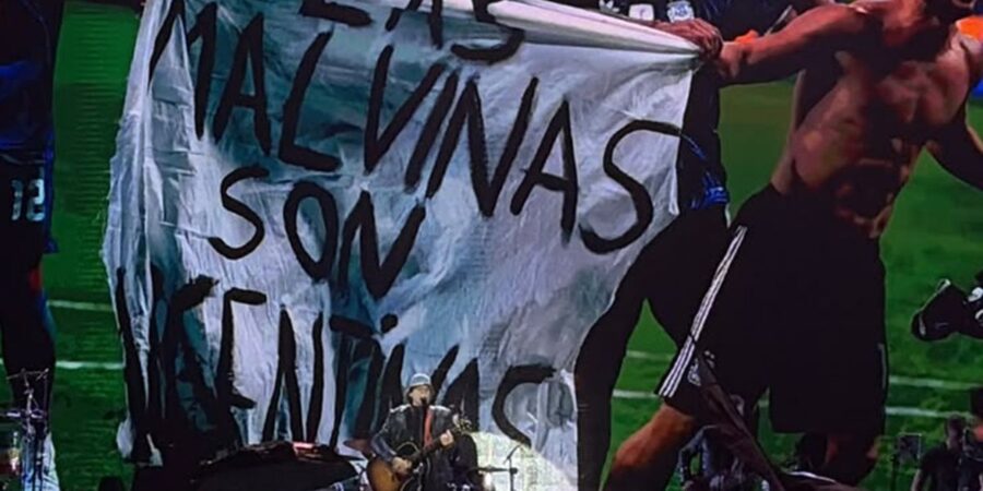 Ciro y Los Persas homenajeó a la Selección Argentina y a las Islas Malvinas en el festival Norte Rock