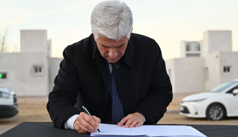 Claudio Poggi encabeza una entrega de viviendas en Tilisarao y la región