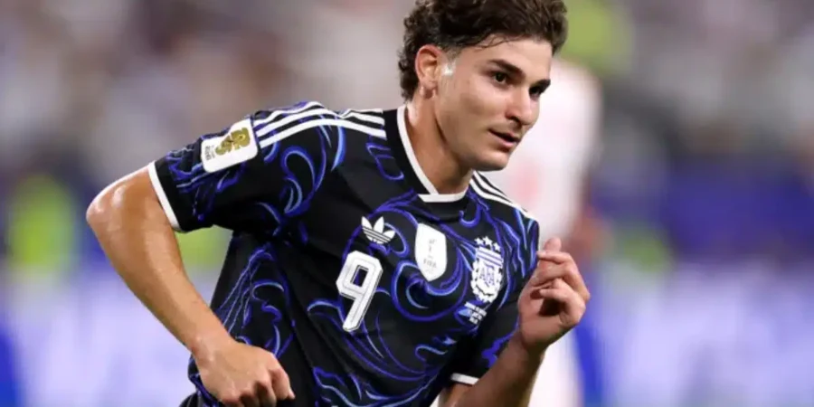 Julián Álvarez sufrió una sobrecarga muscular y encendió las alarmas en la Selección Argentina