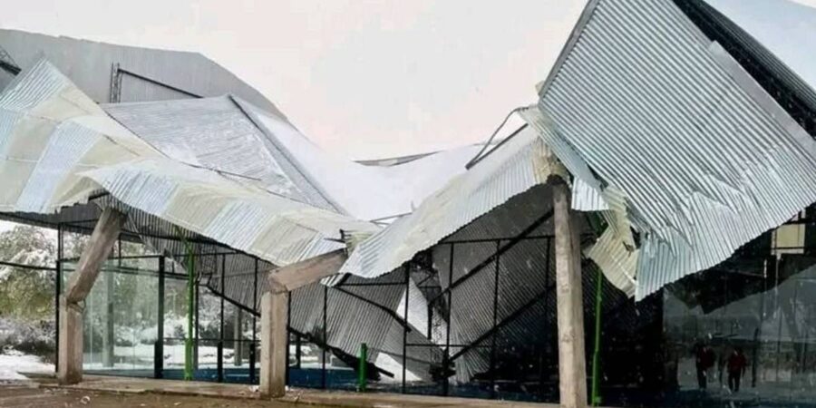 La Toma: por la acumulación de nieve, colapsó la estructura de un complejo de pádel