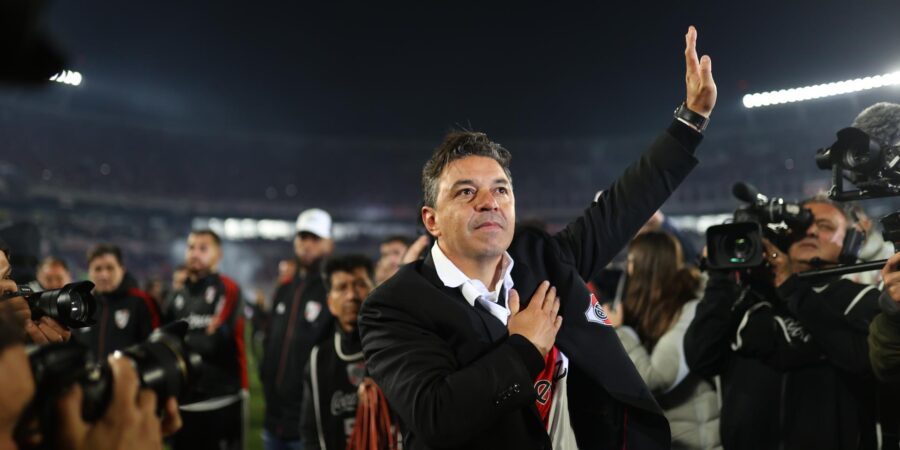 Fotografía de archivo del 16 de octubre de 2022 en la que se observa a Marcelo Gallardo al reaccionar durante su primera despedida como técnico de River Plate en el estadio Monumental de Buenos Aires (Argentina). EFE/ Juan Ignacio Roncoroni Marcelo Gallardo asumirá como nuevo director técnico de la Selección de Ecuador