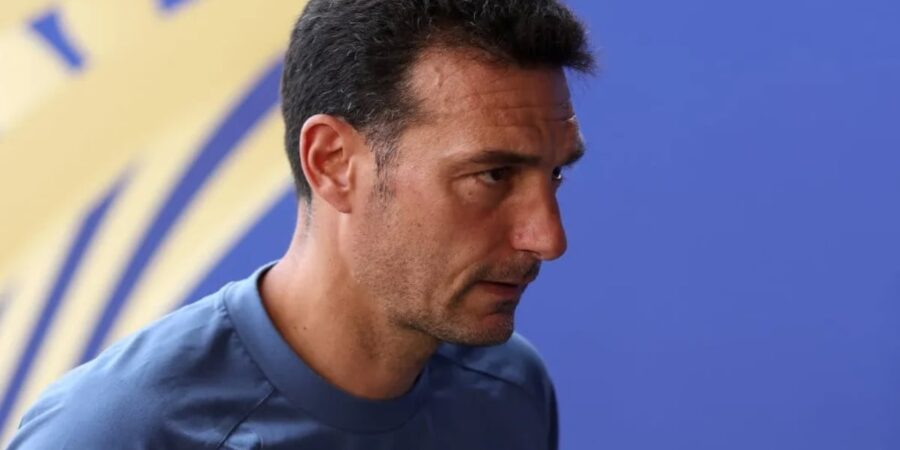 Scaloni llega a la Argentina para iniciar los entrenamientos de la Selección y definir su futuro contractual