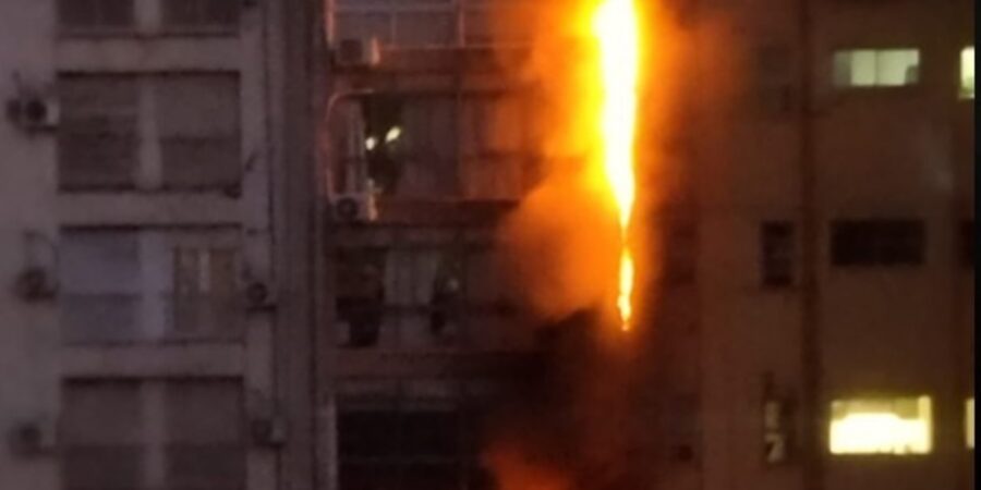 Un incendio en un edificio de Recoleta provocó la internación de un vecino